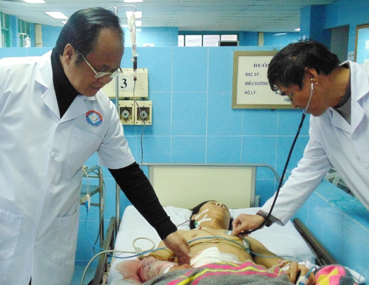 BS theo dõi sức khỏe của bệnh nhân Ái sau khi được cấp cứu thành công.
