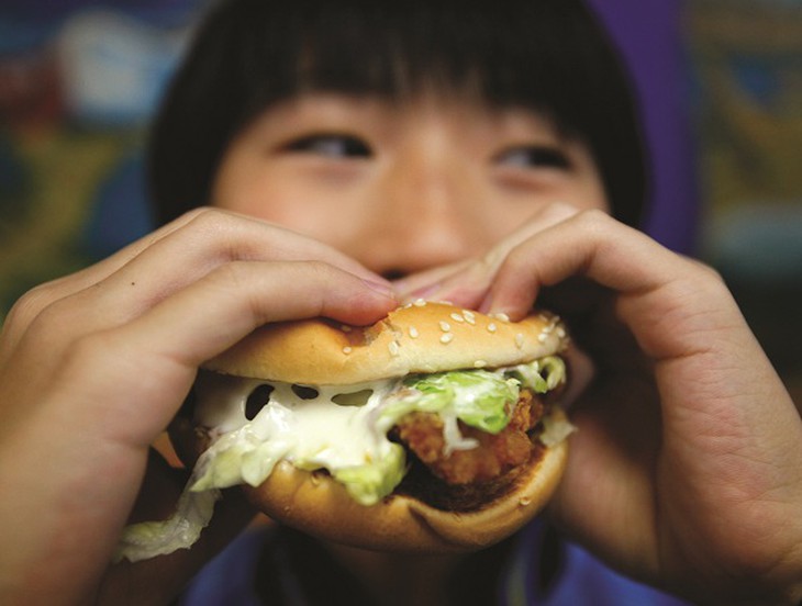 Một phần hamburger chứa 450 - 460kcalo tùy to hay nhỏ