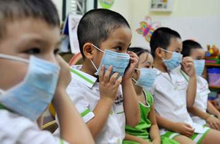 Nên đeo khẩu trang để bảo vệ đường hô hấp, tránh nhiễm bệnh qua đường hô hấp. Ảnh minh họa.