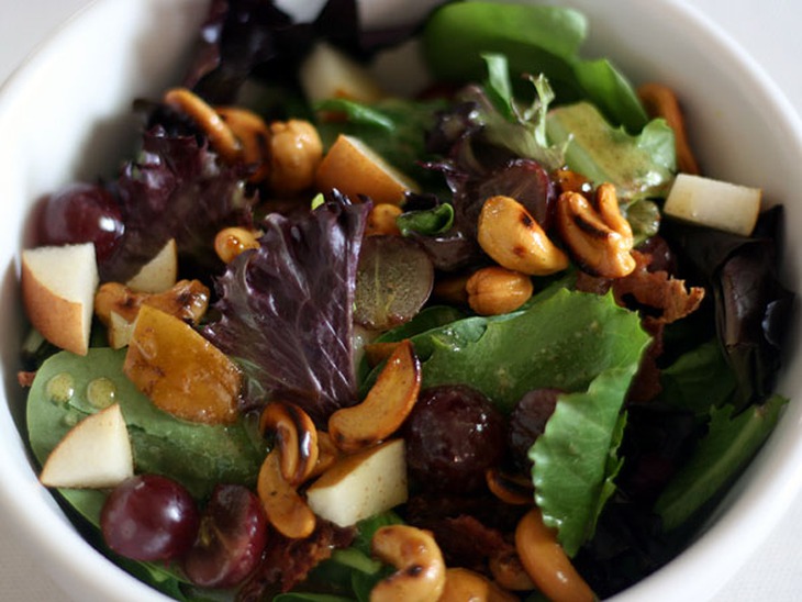 Salad xà lách, nho, hạt điều