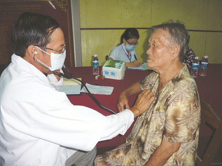 Để chẩn đoán xác định tràn dịch màng phổi, ngoài khám lâm sàng thì cần chụp X-quang phổi...