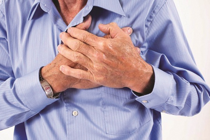 Đau ngực là triệu chứng khởi đầu và điển hình của tràn dịch màng phổi