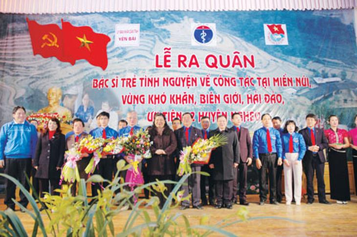 Bộ trưởng Bộ Y tế Nguyễn Thị Kim Tiến và các đồng chí lãnh đạo tại Lễ ra quân đưa bác sĩ trẻ tình nguyện về công tác tại miền núi, biên giới, hải đảo. Ảnh: PV