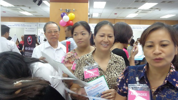 Công chúng tham quan và thăm khám tại các gian hàng
