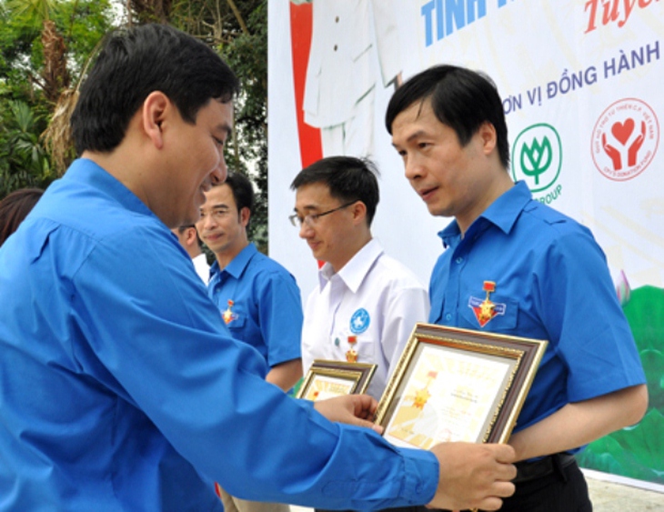 Đồng chí Nguyễn Đắc Vinh – Uỷ viên dự khuyết BCH TƯ Đảng, Bí thư thứ nhất BCH TƯ Đoàn trao tặng Kỷ niệm chương “Vì thế hệ trẻ” cho PGS.TS Cung Hồng Sơn