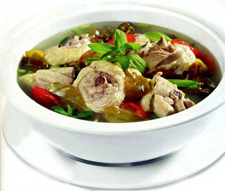 Canh gà nấu lá giang