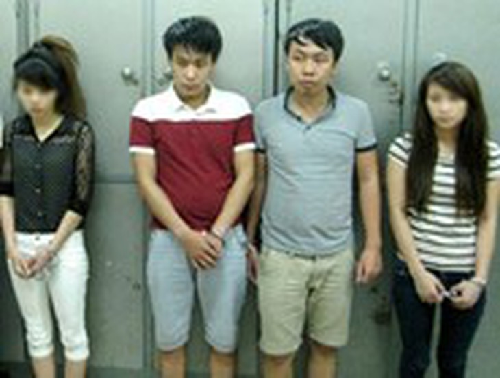 Các đối tượng và tang vật vụ án trong đường dây môi giới&nbsp; mại dâm online vừa bị triệt phá.
