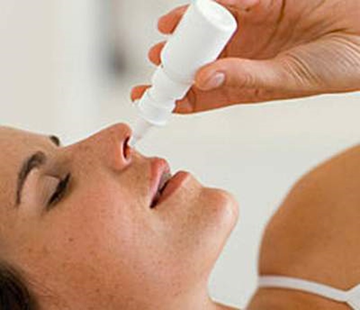 Nằm ngửa nhỏ mỗi lỗ mũi không quá 5 giọt nước muối sinh lý