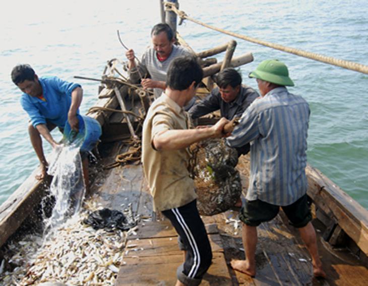Nam giới thường làm công việc nguy hiểm   như đánh cá, thợ mỏ...