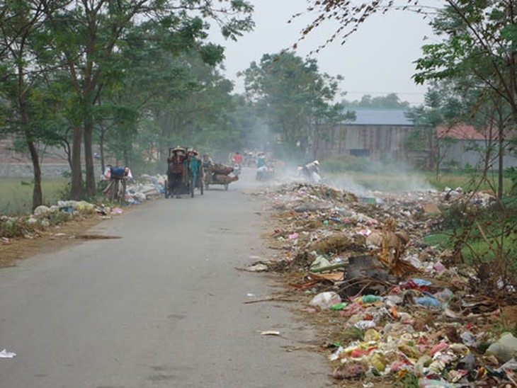 Gió cuốn khói bụi vào làng xóm