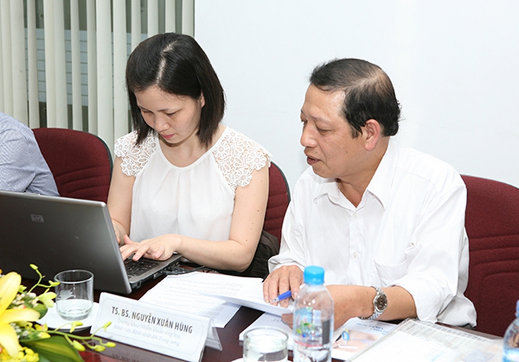 TS.BS. Nguyễn Xuân Hùng, Trưởng khoa Nhiễm khuẩn tổng hợp, Bệnh viện Bệnh nhiệt đới Trung ương trả lời độc giả tại buổi giao lưu trực tuyến.