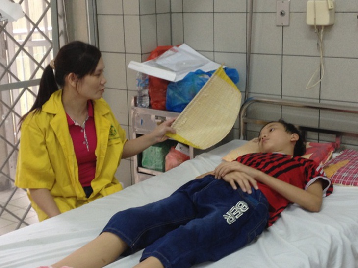 PGS.TS Nguyễn Tiến Dũng thăm khám cho bệnh nhi trước khi ra viện.