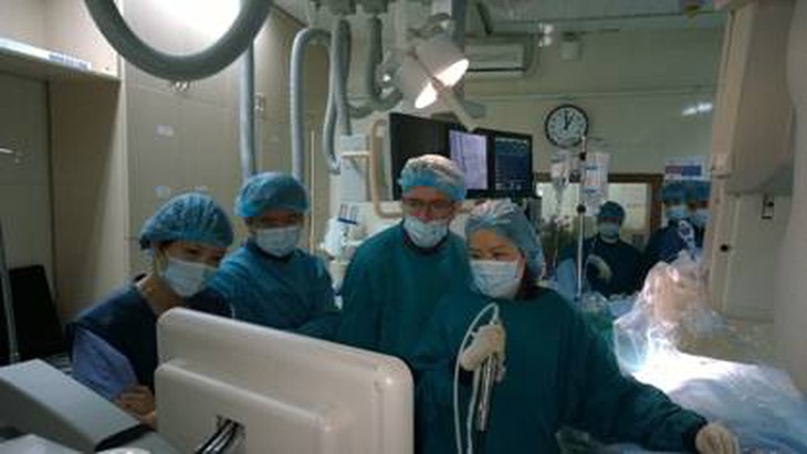 PGS.TS Đỗ Doãn Lợi, TS.BS Nguyễn Thị Thu Hoài cùng hai chuyên gia Singapore đang làm siêu âm qua thực quản bằng đầu dò 3D để hướng dẫn dụng cụ kẹp van hai lá.
