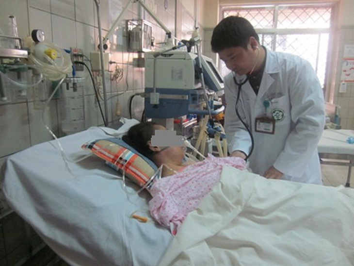 Bác sĩ thăm khám cho bệnh nhi.