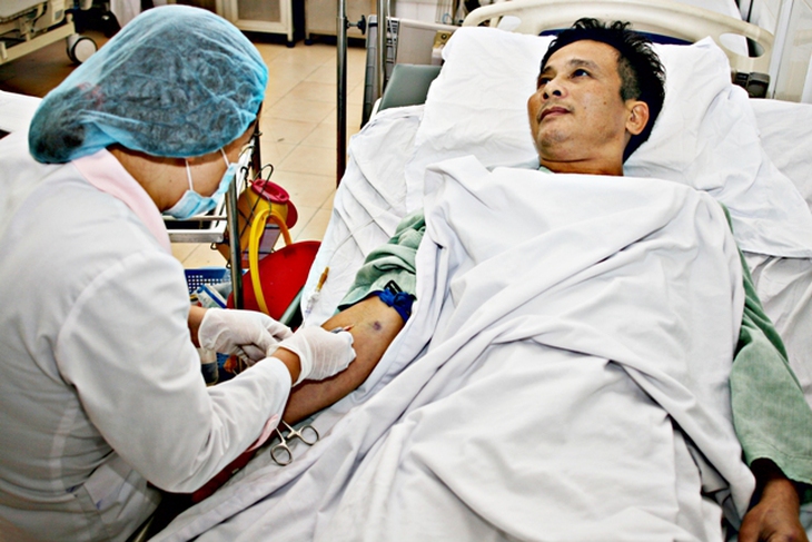  	Nhân viên y tế tốt, làm việc có tâm, vì bệnh nhân vẫn là số đông. Họ chiếm đa số bên cạnh những đồng nghiệp không đàng hoàng của họ, một thiểu số nhỏ hơn hay những “con sâu”. Ảnh: Tuấn Anh.