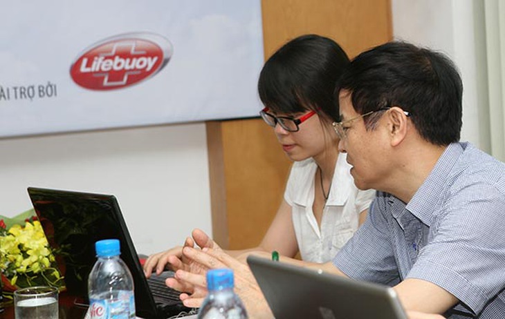 PGS.TS. Phạm Nhật An, Phó giám đốc Bệnh viện Nhi Trung ương trả lời độc giả tại buổi giao lưu trực tuyến.