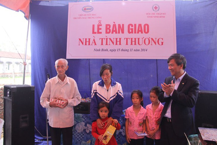 GS.TS Nguyễn Anh Trí, Viện trưởng Viện Huyết học - Truyền máu Trung ương tại lễ bàn giao nhà tình thương cho gia đình chị Mười.
