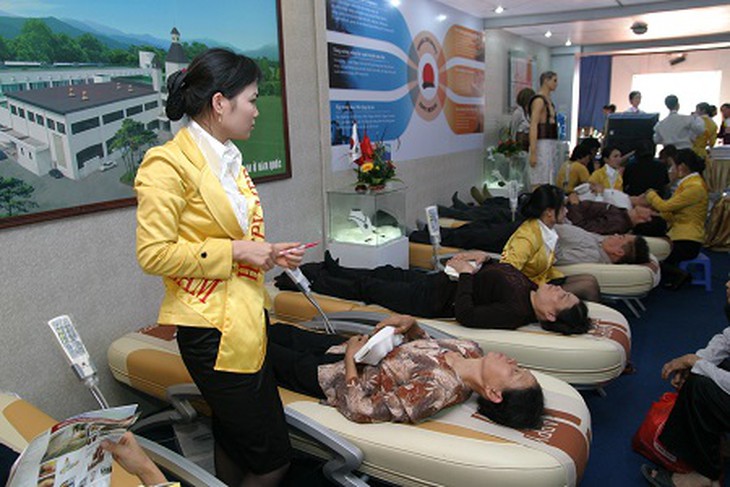 Sản phẩm giường massage được quảng cáo là chữa bách bệnh. Ảnh: Trần Minh