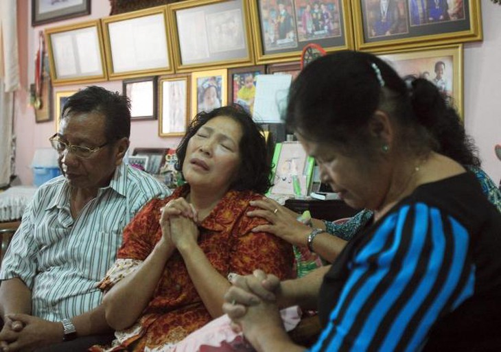 Gia đình một hành khách Indonesia chờ đợi thông tin về người thân trong tuyệt vọng.