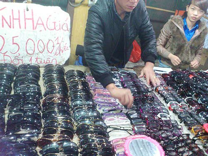 Kính mắt giá rẻ được bày bán tràn lan