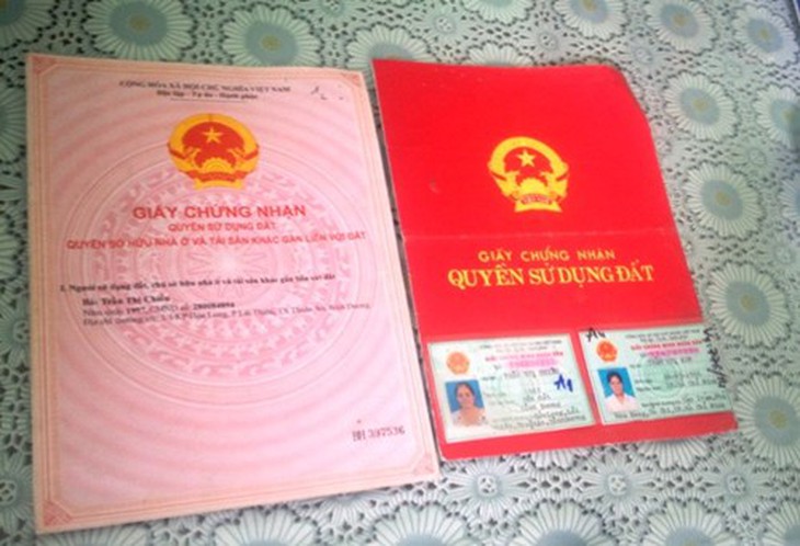 Tang vật sổ đỏ và CMND giả mạo