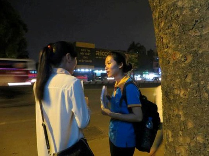 Vẫn miệt mài tuyên truyền dù rất khuya