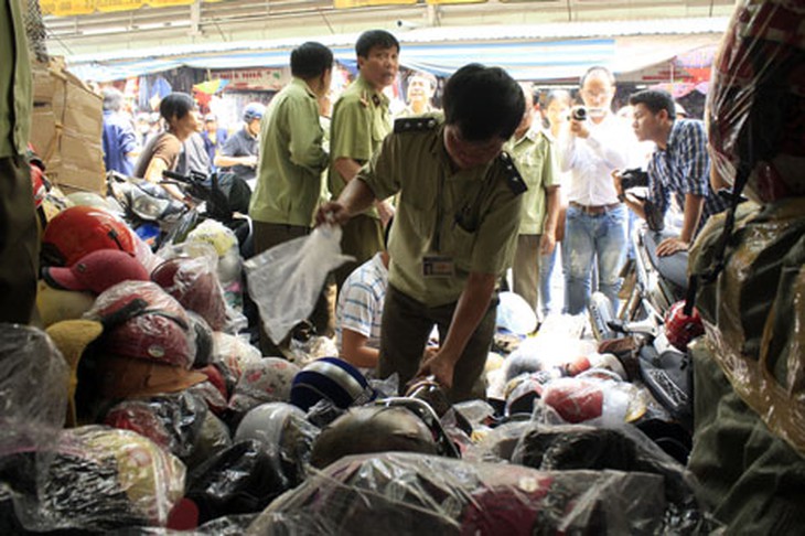 Kiểm tra mũ bảo hiểm có đạt chất lượng hay không. Nguồn ảnh: Dân Trí