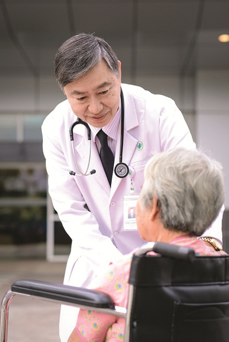 PGS. Nguyễn Tấn Cường  luôn tâm niệm: tận tâm, tận lực làm mọi thứ có thể cho người bệnh