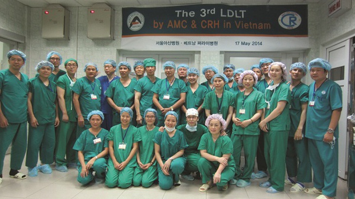 PGS. Nguyễn Tấn Cường (x) cùng êkíp thực hiện ca ghép gan lần thứ 3 (tháng 5/2014) tại BV. Chợ Rẫy
