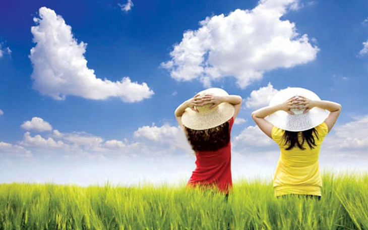 Lắm khi muốn nhảy tưng hò hét giữa đường cũng chẳng dám, vì sợ người khác nghĩ ta khùng, ta ngớ ngẩn.