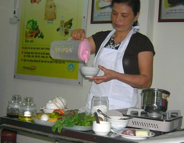 Bác sĩ dinh dưỡng hướng dẫn chế biến bột ăn dặm cho bà mẹ nuôi con nhỏ.