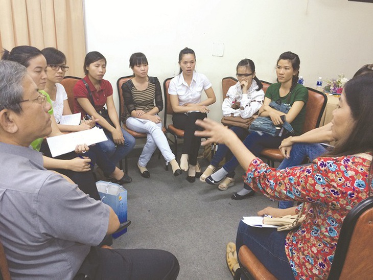 Các thầy cô đang trao đổi giải pháp phòng chống bắt nạt trẻ tự kỷ tại buổi sinh hoạt chuyên đề “giúp trẻ tự kỷ hòa nhập” do CLB Sống cùng tự kỷ tổ chức