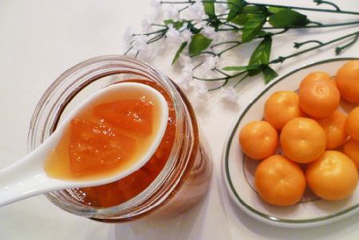 Để điều trị viêm họng mạn tính, ngoài việc súc miệng bằng nước muối, có thể ngậm chanh với muối; gừng với muối; quất với đường phèn hoặc mật ong...