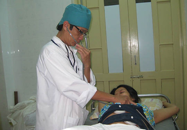 Bác sĩ Tôn Thất Phúc thăm khám bệnh nhân.