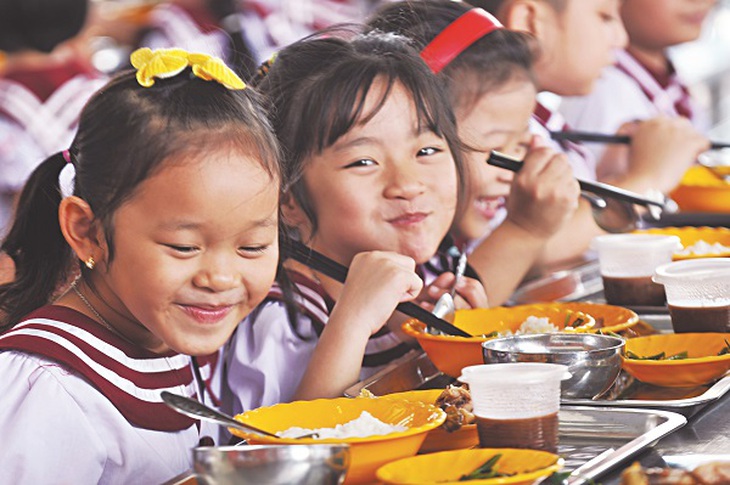 Nhân viên phục vụ trong các bếp ăn tập thể phải được tập huấn kiến thức về vệ sinh an toàn thực phẩm và có giấy chứng nhận đã tham gia