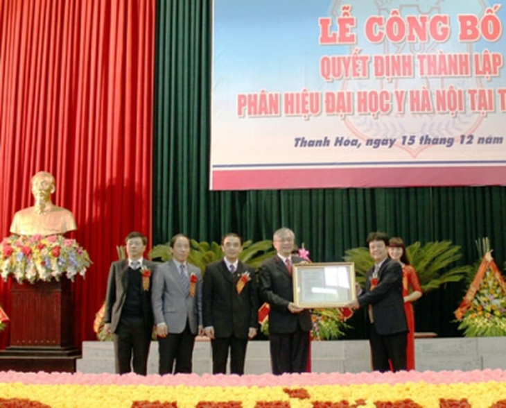 Thứ trưởng Phạm Lê Tuấn trao quyết định thành lập Phân hiệu ĐH Y Hà Nội tại Thanh Hóa cho Ban giám hiệu trường ĐH Y Hà Nội