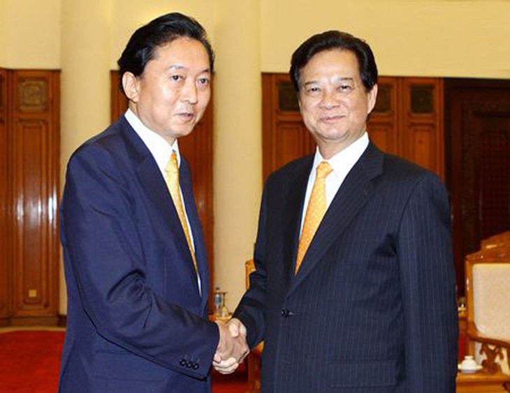 Thủ tướng Nguyễn Tấn Dũng bắt tay Nguyên Thủ tướng Nhật Bản Hatoyama Yukio