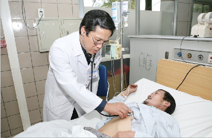 Bệnh nhân ngộ độc nấm đang được cấp cứu tại Trung tâm Chống độc - BV Bạch Mai (ngày 10/3/2014). Ảnh: Trần Minh