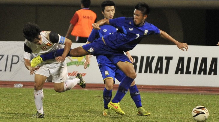 U19 Việt Nam (áo trắng) cần học hỏi để trưởng thành.