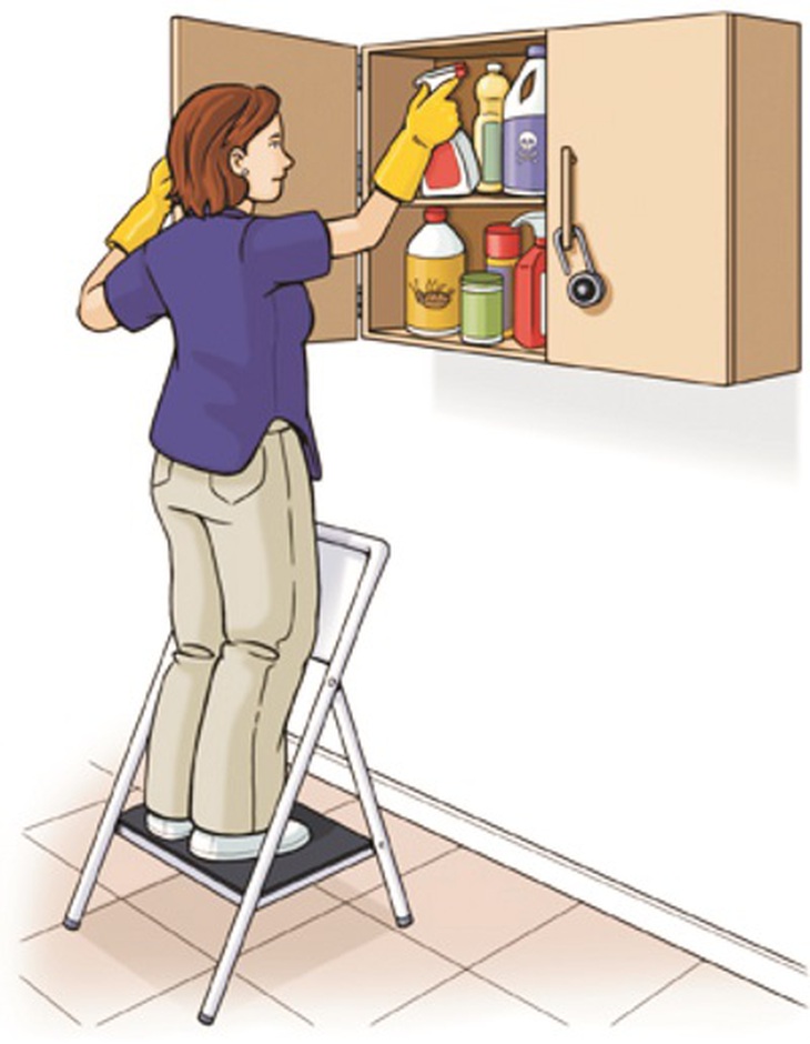 Nên chứa xăng dầu ở nơi trẻ không thấy, không lấy được