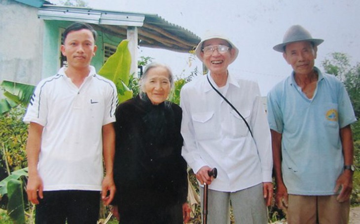 Cụ Nguyễn Tích Ý (thứ 2 bên phải) thấy vui khi giúp được nhiều người.  V.V.D.