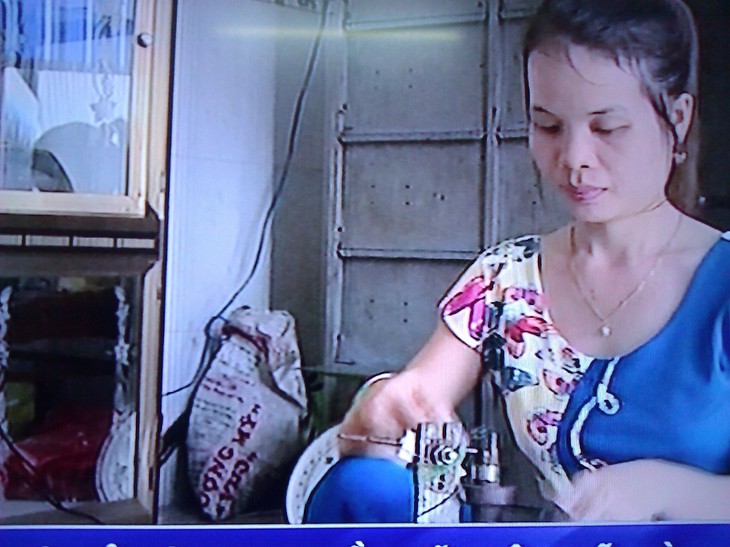 Thợ làng nghề lưỡi câu Mỹ Hòa.