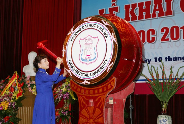 Bộ trưởng Y tế Nguyễn Thị Kim Tiến đánh trống khai giảng năm học mới của Trường Đại học Y Hà Nội. Ảnh: Trần Minh