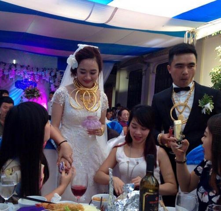 Cô dâu và chú rể với số vàng 