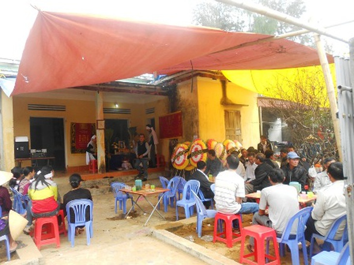 Người dân địa phương đến chia buồn cùng gia đình nạn nhân.