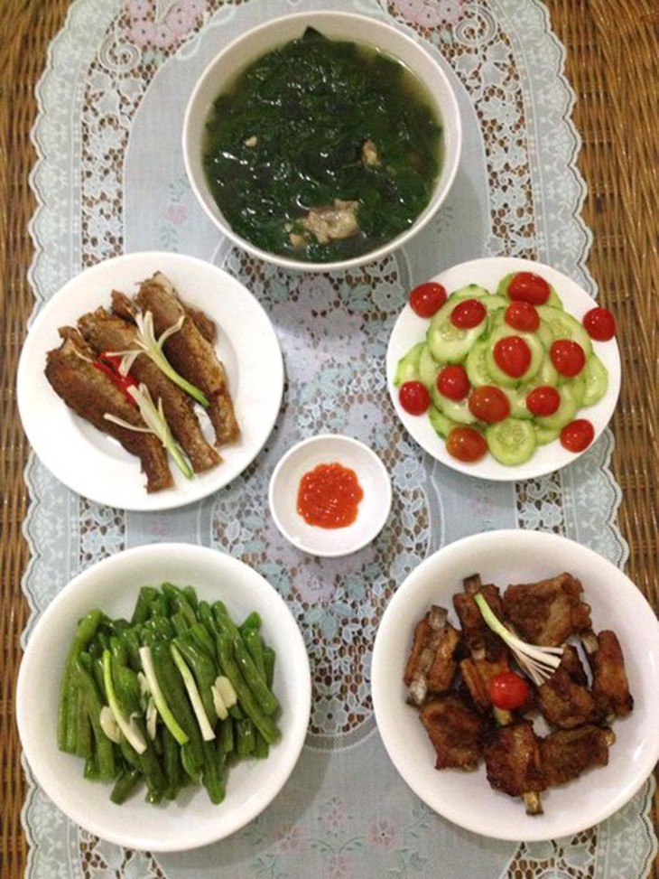 Bo thuc don voi 100 bua com he cua ba me hai con dam dang