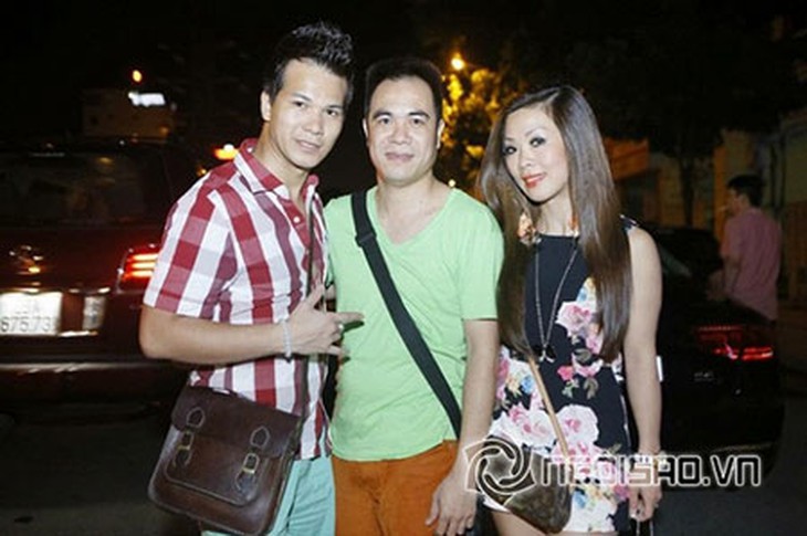 Bầu show Minh Phi (ở giữa)