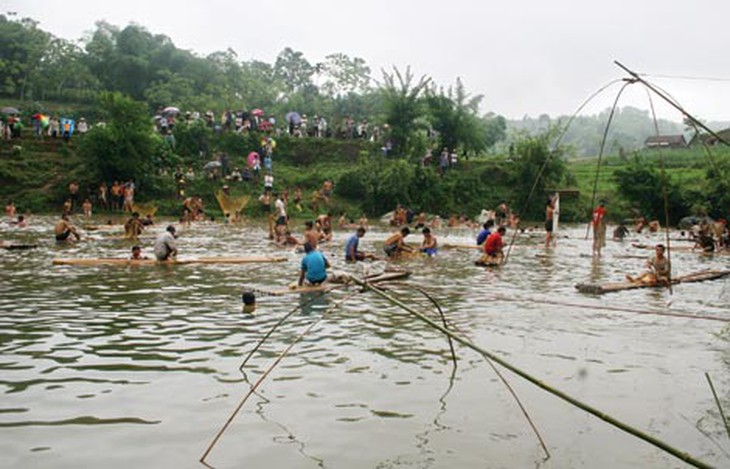 Kỳ thú lễ hội đánh cá của người Mường ở Hòa Bình