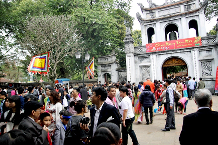 Khoảng sân trước cửa Văn Miếu chật cứng người dân đến tham quan, thắp hương, xin chữ
