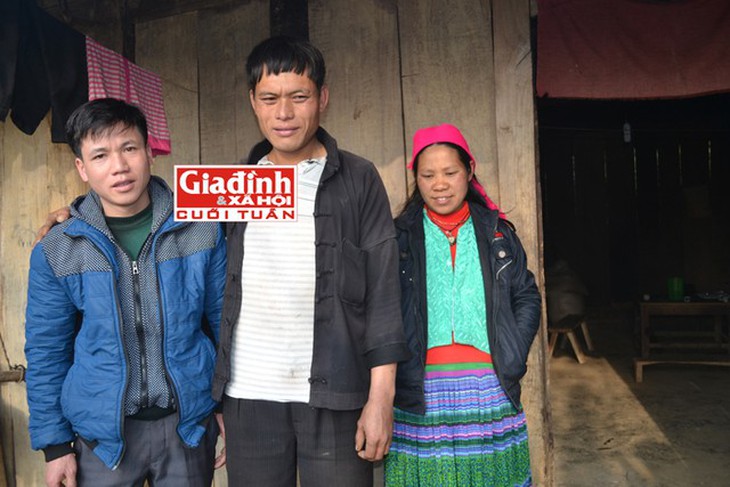 Vừ A Pó (giữa) vui vẻ cùng gia đình.